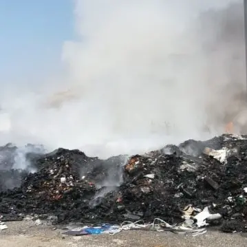 Rifiuti in fiamme a Catanzaro, il fumo invade gli uffici della Cittadella