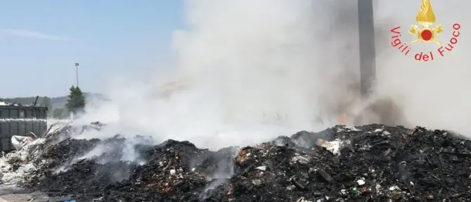 Rifiuti in fiamme a Catanzaro, il fumo invade gli uffici della Cittadella