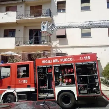 Reggio, incendio distrugge un appartamento: famiglia evacuata