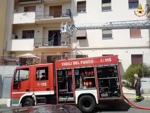 Reggio, incendio distrugge un appartamento: famiglia evacuata