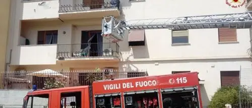 Reggio, incendio distrugge un appartamento: famiglia evacuata