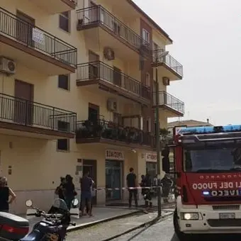 Scalea, in fiamme un'abitazione di un condominio