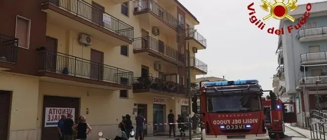 Scalea, in fiamme un'abitazione di un condominio