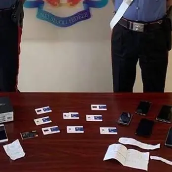 Scovati in una villa, arrestati latitante e fiancheggiatore a Siderno