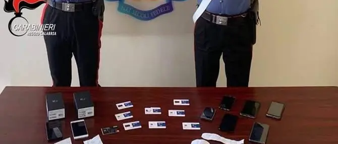 Scovati in una villa, arrestati latitante e fiancheggiatore a Siderno