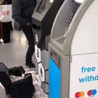 Londra, il bancomat è impazzito e sputa soldi a terra