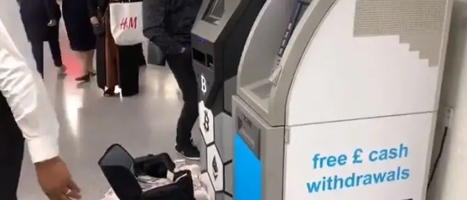 Londra, il bancomat è impazzito e sputa soldi a terra