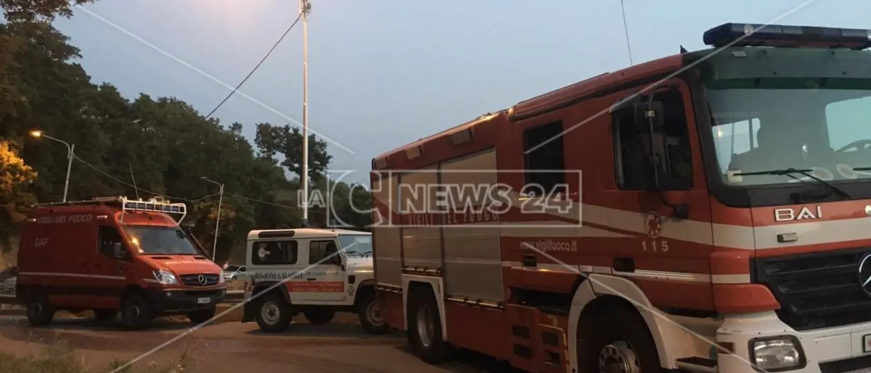 Muore carbonizzato mentre tenta di spegnere un incendio, tragedia nel Catanzarese