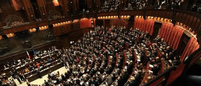 La maggioranza si spacca su Radio Radicale: la Lega vota con il Pd