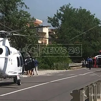 Nocera, auto finisce fuori strada: grave una donna