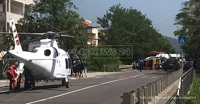 Nocera, auto finisce fuori strada: grave una donna