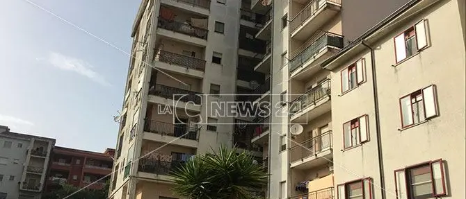 Fuori pericolo il bimbo caduto dal quinto piano. La mamma: «Grazie a tutti»