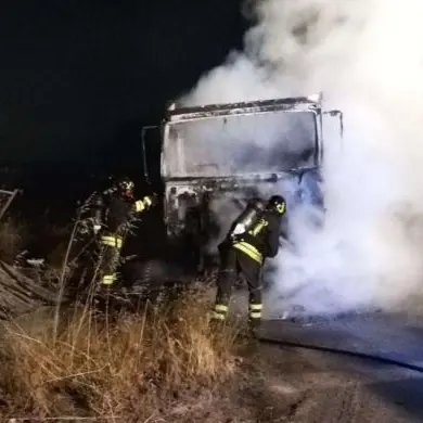 Camion in fiamme nell’area industriale di Crotone, indagini