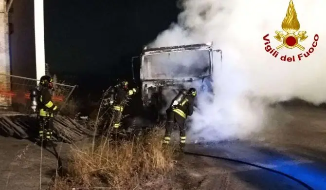 Camion in fiamme nell’area industriale di Crotone, indagini