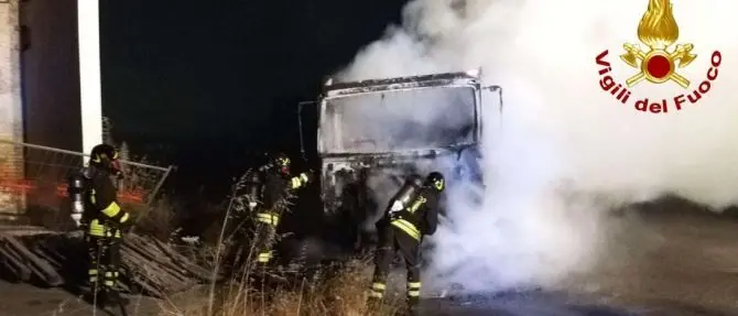 Camion in fiamme nell’area industriale di Crotone, indagini