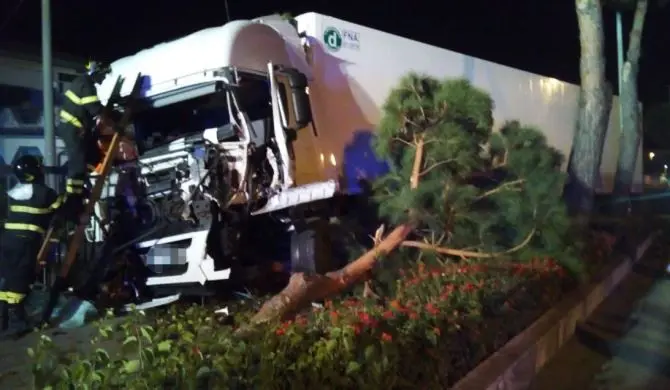 Autoarticolato fuori strada a Santa Maria del Cedro, ferito il conducente