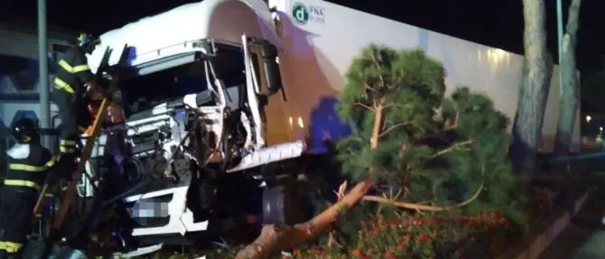 Autoarticolato fuori strada a Santa Maria del Cedro, ferito il conducente
