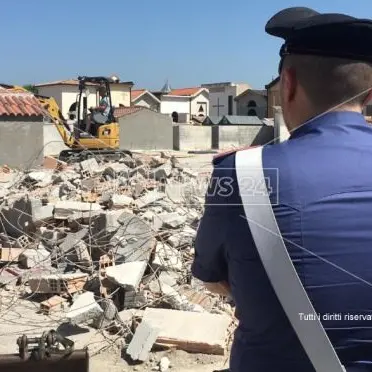 Tombe abusive a Locri: ruspe in azione per demolire cento loculi