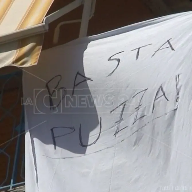 Catanzaro, assediati dalla puzza del depuratore: scatta la protesta dei lenzuoli
