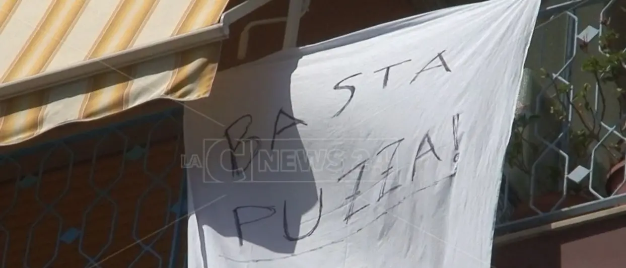 Catanzaro, assediati dalla puzza del depuratore: scatta la protesta dei lenzuoli