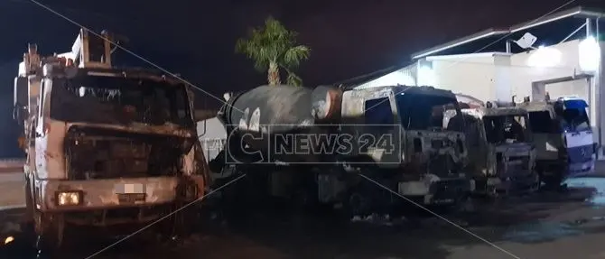 Reggio, in fiamme i mezzi di una azienda edile