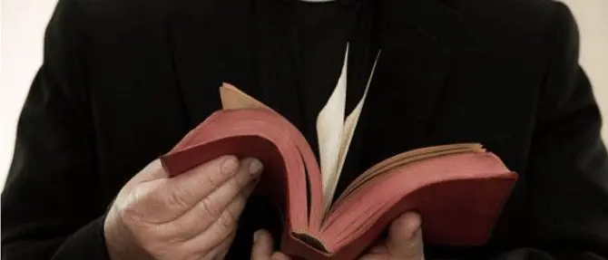 Ricatti al prete dopo un incontro sessuale, cinque persone arrestate