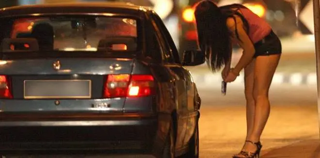 Derubava prostitute con dei complici, arrestato 23enne