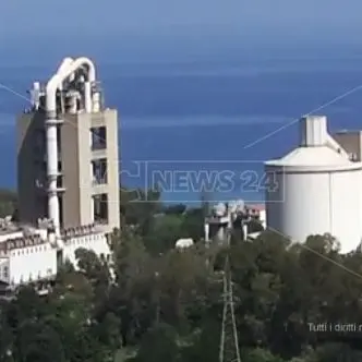 L'ex Italcementi di Vibo Marina, da sogno industriale a discarica a cielo aperto