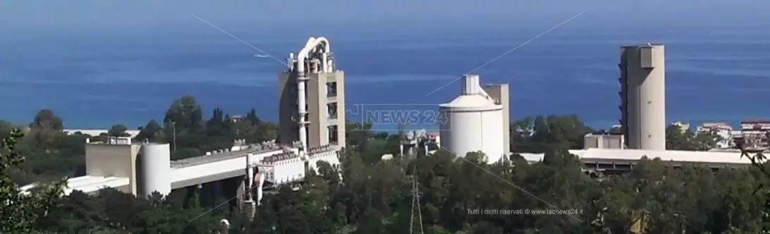 L'ex Italcementi di Vibo Marina, da sogno industriale a discarica a cielo aperto