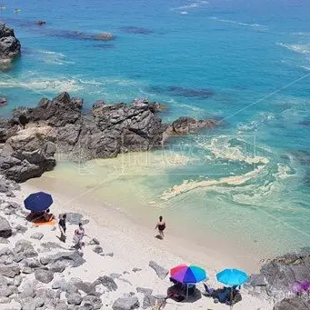 Un tuffo dove il mare è più… giallo: chiazze di polline lungo le coste