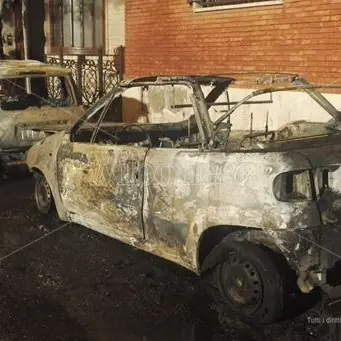 Tropea, due auto distrutte dalle fiamme in pieno centro