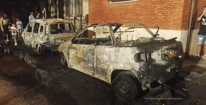 Tropea, due auto distrutte dalle fiamme in pieno centro