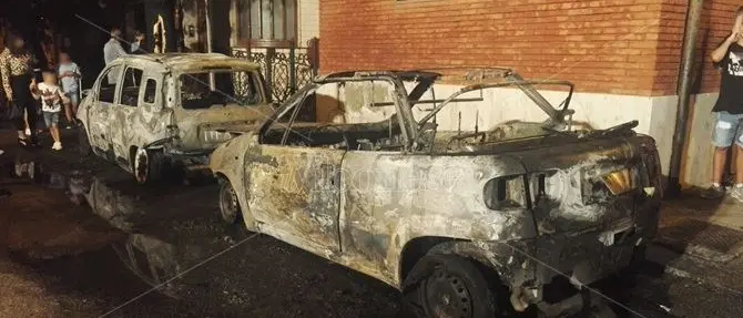 Tropea, due auto distrutte dalle fiamme in pieno centro