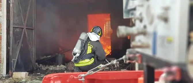 Imponente incendio a Gioiosa Jonica distrugge centinaia di arnie