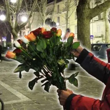 Costretto a vendere rose per strada, ora aiuta le vittime di tratta