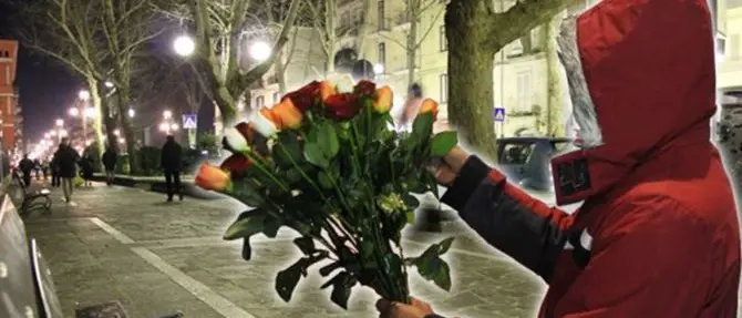 Costretto a vendere rose per strada, ora aiuta le vittime di tratta