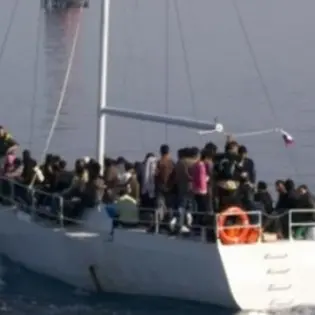 Venti migranti intercettati al largo di Capo Colonna e sbarcati a Crotone