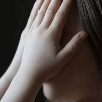 Adesca tre bambine tramite profilo fake su whatsapp e abusa di loro, arrestato