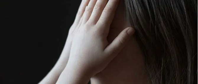 Adesca tre bambine tramite profilo fake su whatsapp e abusa di loro, arrestato