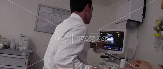 Operata di tumore ovarico in gravidanza, salva con il suo bambino