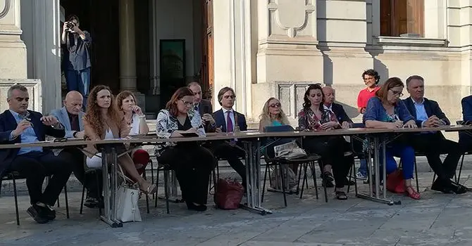 Sanità, la politica reggina in piazza: «Azzerare il debito della Calabria»