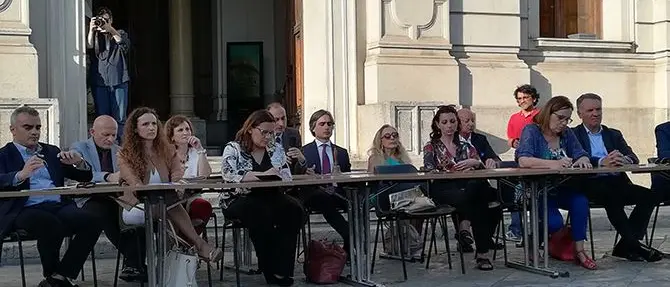 Sanità, la politica reggina in piazza: «Azzerare il debito della Calabria»