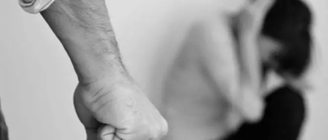 Minaccia moglie e figli con mannaia e motoseghe, arrestato 50enne