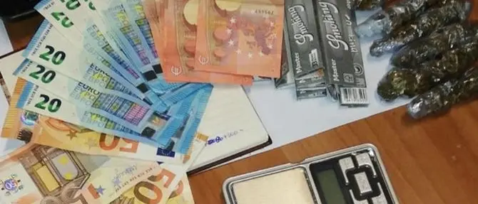 Cosenza, pusher arrestato in flagranza di reato