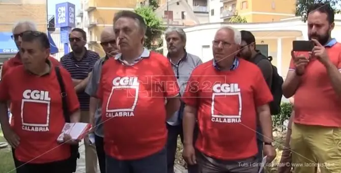 La protesta della Cgil negli ospedali: «Sbloccate le assunzioni»