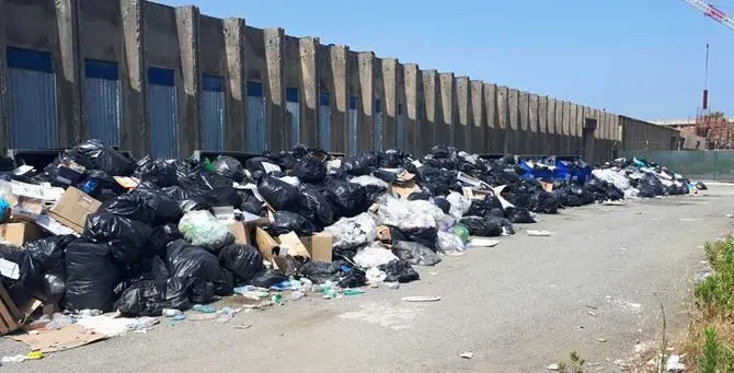 Rifiuti in aeroporto, Sacal: «Pericolosi per la salute e la navigazione aerea»