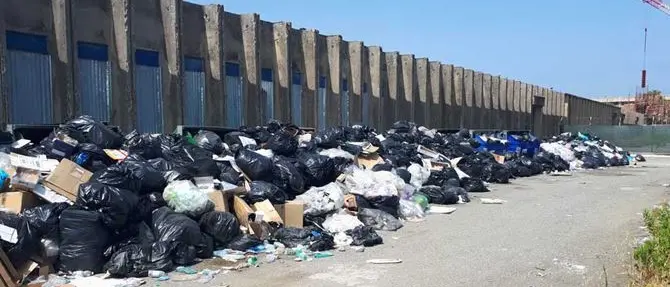 Rifiuti in aeroporto, Sacal: «Pericolosi per la salute e la navigazione aerea»