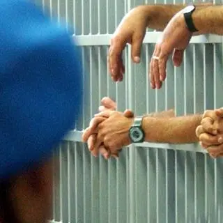 Erano a disposizione delle cosche, in manette due agenti del carcere di Cosenza