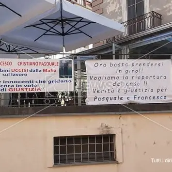 «Il caso sia riaperto»: striscioni a Lamezia per i due netturbini uccisi