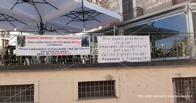 «Il caso sia riaperto»: striscioni a Lamezia per i due netturbini uccisi